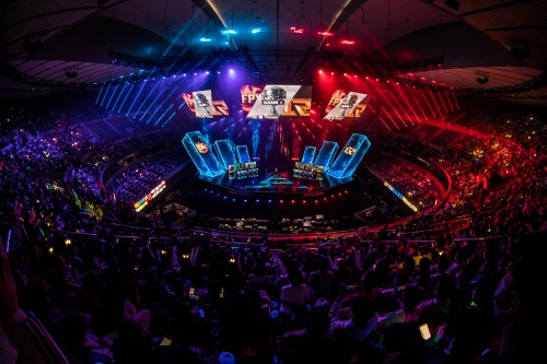 S15淘汰赛五大名场面：Zues剑魔一砍四，Knight飞雷神阿卡丽。